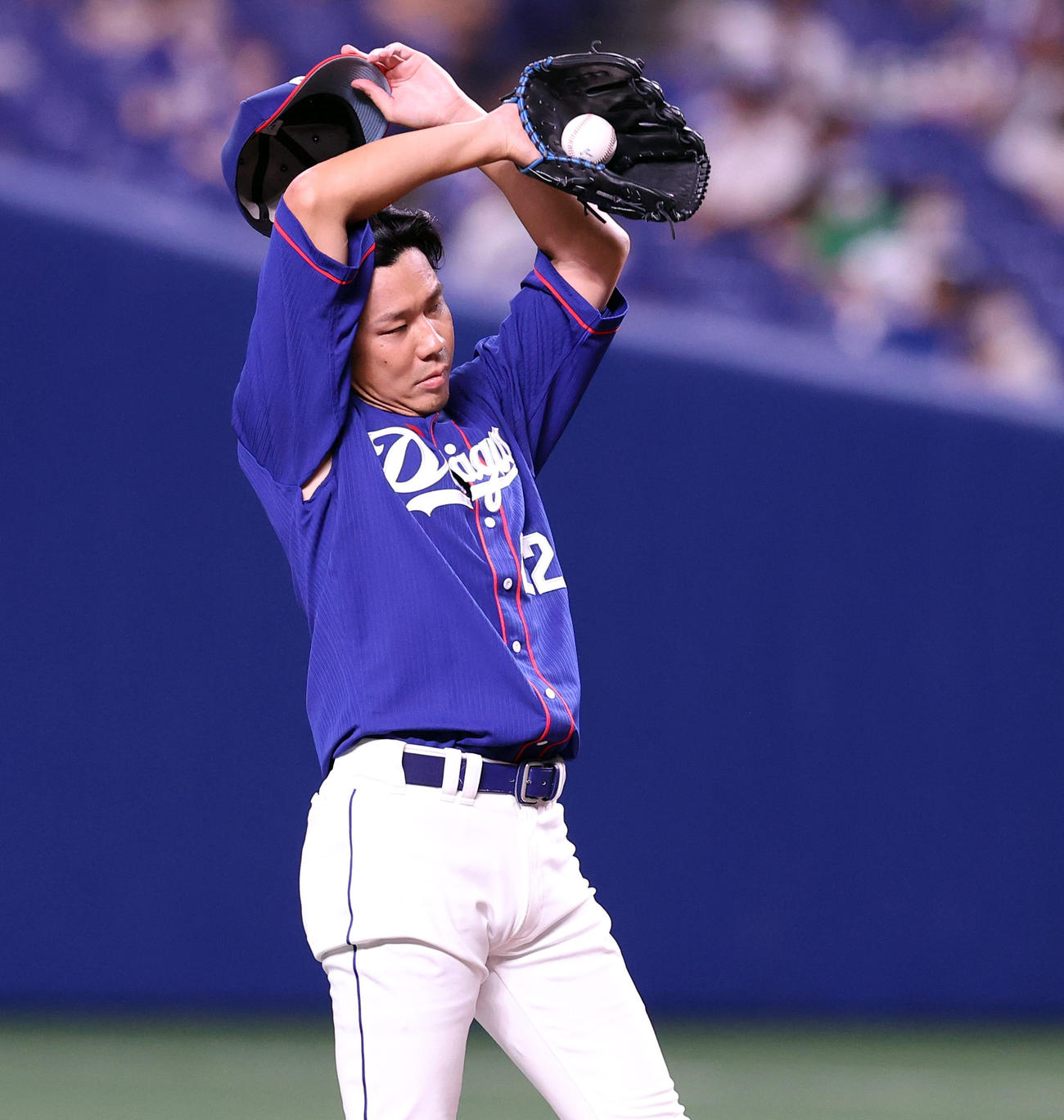 中日対巨人　3回表巨人2死二塁、坂本に先制の適時二塁打を許し汗をぬぐう大野雄（撮影・垰建太）