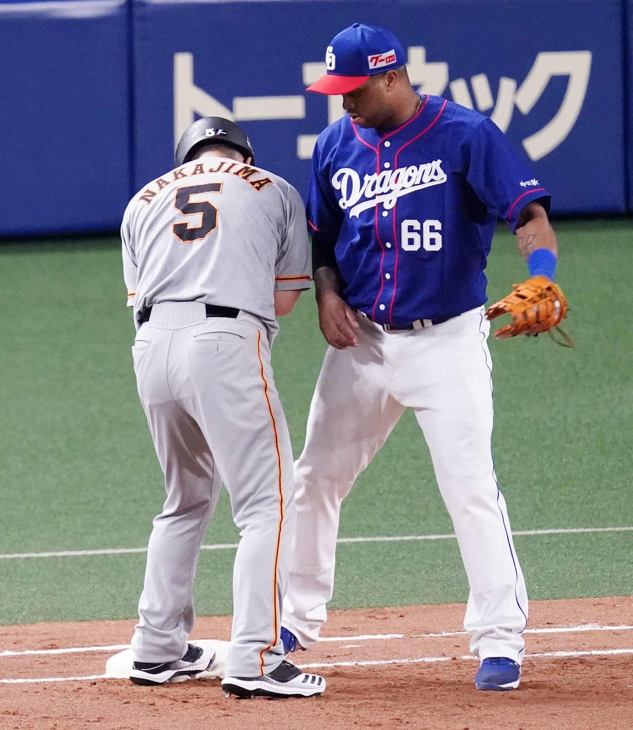 中日対巨人　5回表巨人無死一塁、大城のゴロを処理した投手大野から受け一塁を踏むビシエド（右）。左は走者中島（撮影・江口和貴）
