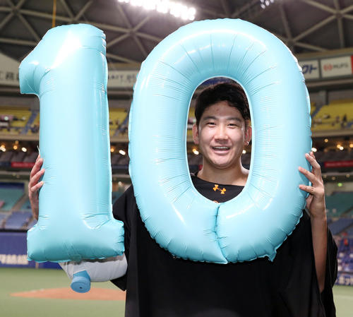 中日対巨人 中日に勝ち開幕10連勝を飾った巨人菅野は「10」のバルーンを手に笑顔で記念写真に納まる(撮影・垰建太)