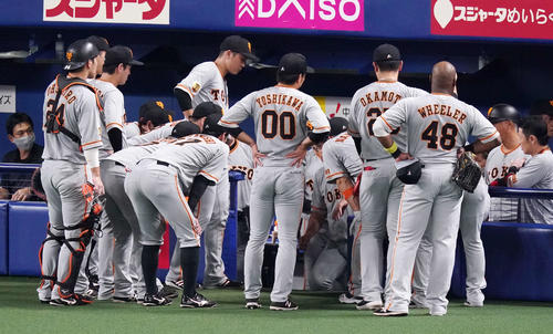 中日対巨人 5回裏終了後、ベンチ前で円陣を組む巨人ナイン(撮影・江口和貴)