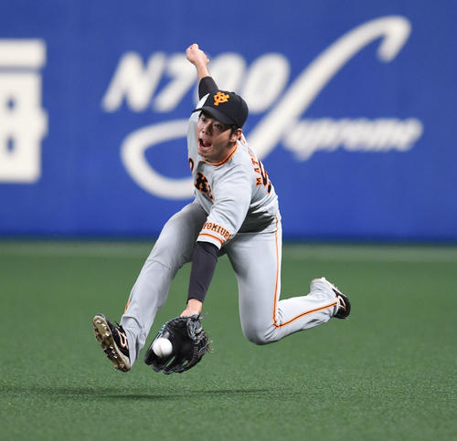 プロ野球中日対巨人 8回裏中日1死、ソイロ・アルモンテの打球を好捕する松原聖弥(撮影・森本幸一)