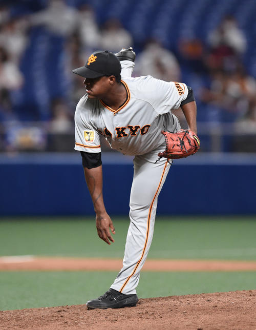 プロ野球中日対巨人 9回裏、巨人3番手で登板するルビー・デラロサ(撮影・森本幸一)=2020年9月8日、ナゴヤドーム