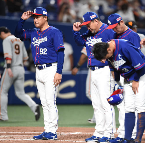 プロ野球中日対巨人 試合終了、観客に一礼する与田剛監督(左)(撮影・森本幸一)=2020年9月8日、ナゴヤドーム