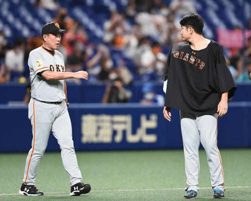 プロ野球中日対巨人 試合終了、菅野智之(右)に声緒をかける原辰徳監督(左)(撮影・森本幸一)=2020年9月8日、ナゴヤドーム