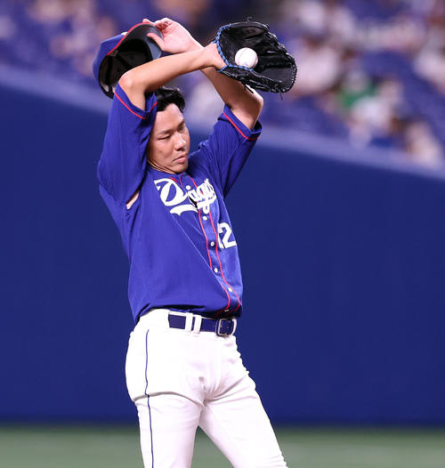 中日対巨人 3回表巨人2死二塁、坂本に先制の適時二塁打を許し汗をぬぐう大野雄(撮影・垰建太)