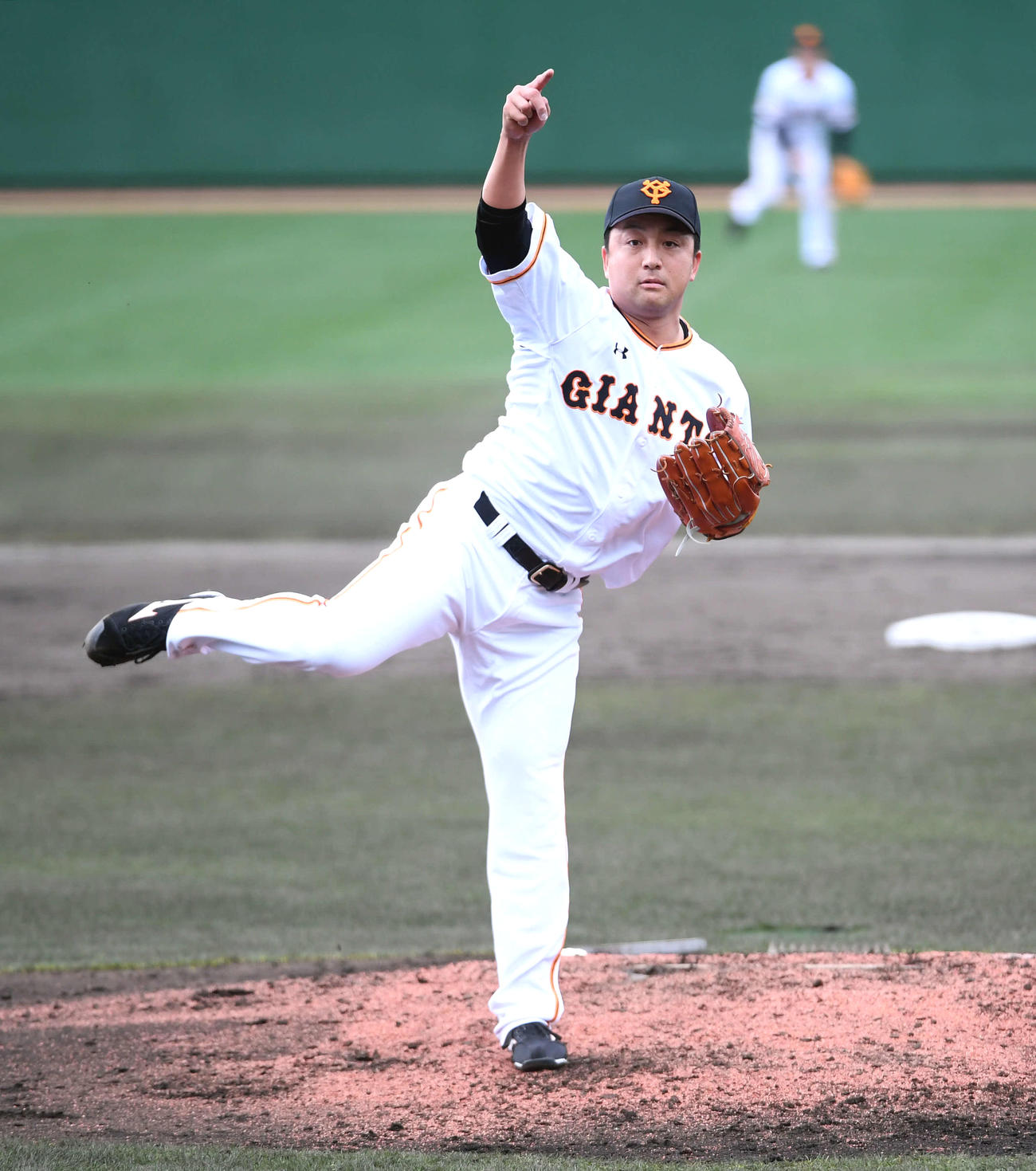 2月、広島との練習試合で登板する沢村