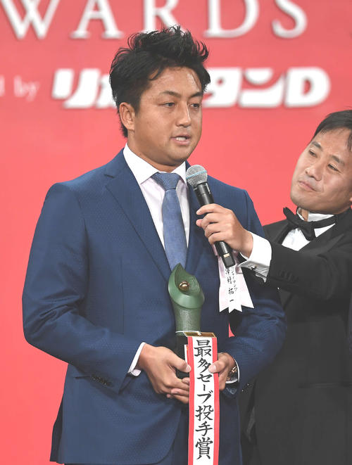 16年11月「NPB　AWARDS　2016」で最多セーブ賞のトロフィーを手にする巨人沢村