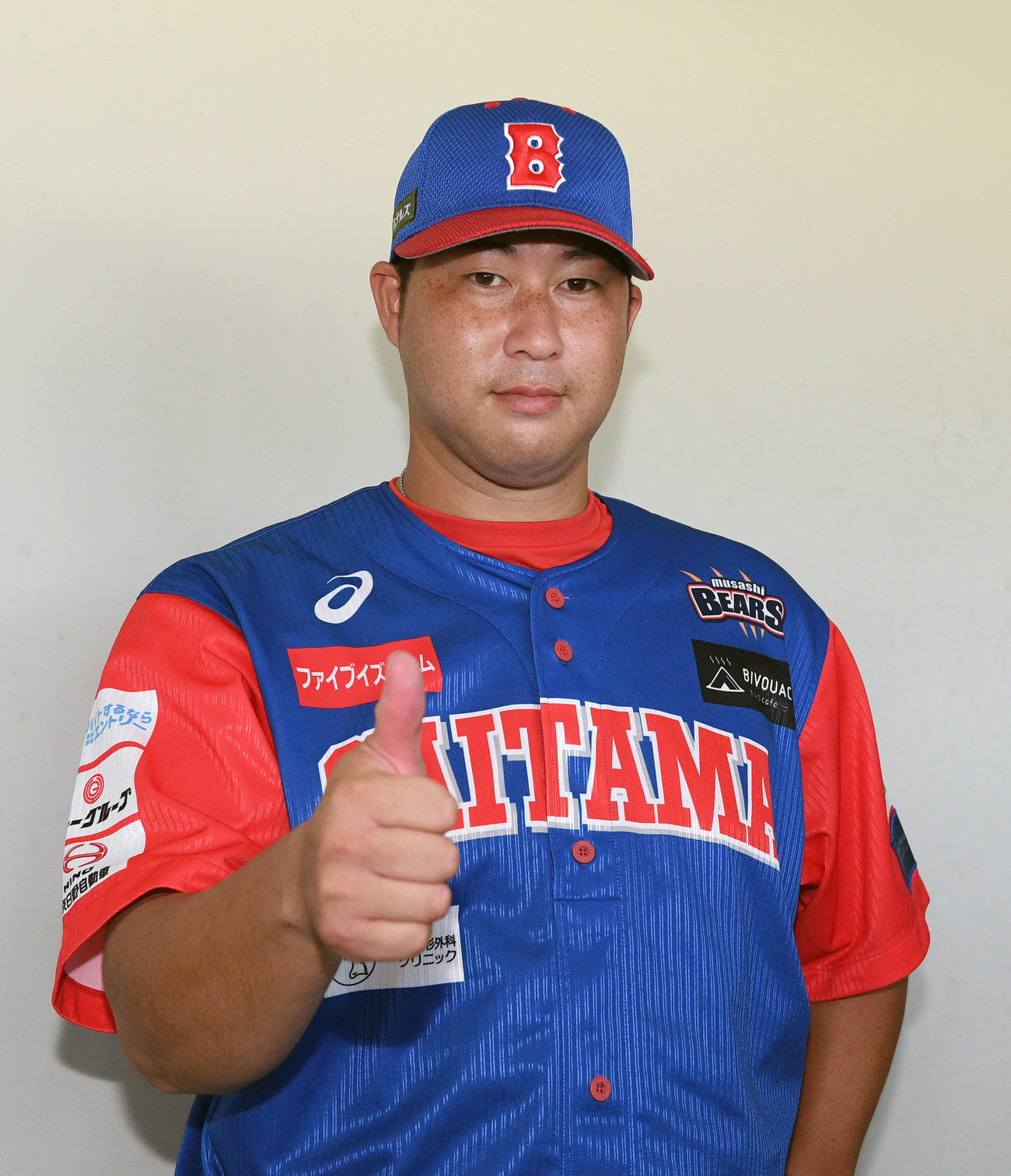 囲み取材を終えサムアップするBC・埼玉田沢（撮影・滝沢徹郎）