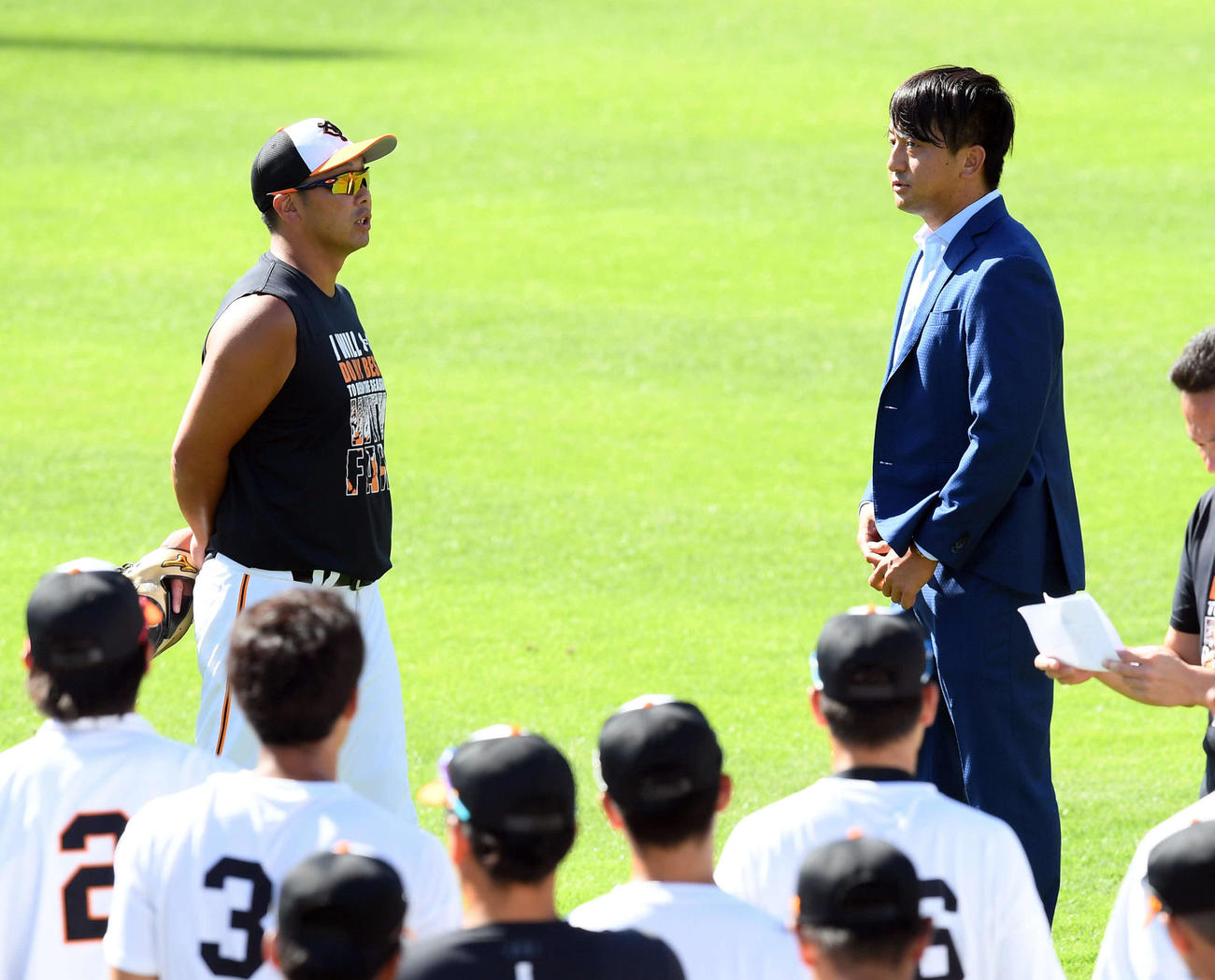 巨人阿部2軍監督（左）と話をする沢村（撮影・たえ見朱実）
