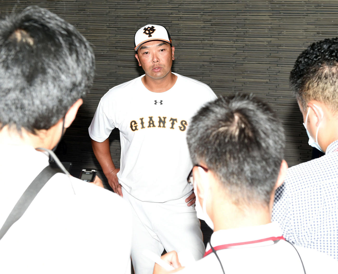 巨人沢村の移籍について記者の質問に答える阿部2軍監督（撮影・たえ見朱実）