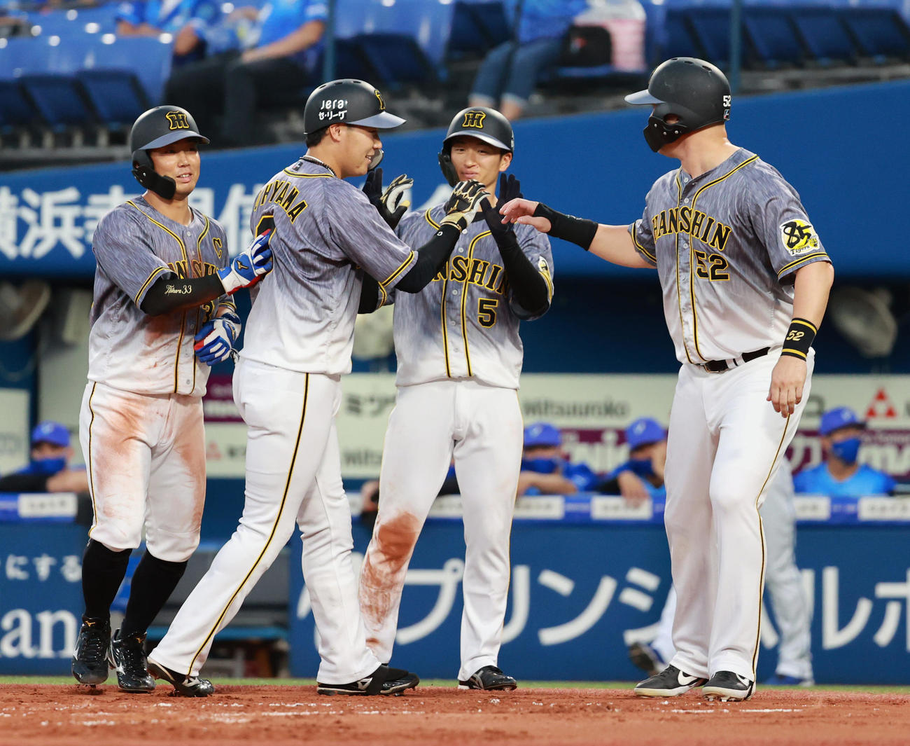DeNA対阪神　1回表阪神1死満塁、大山（左から2人目）は右越え先制満塁本塁打を放ち、糸原（左端）、近本（同3人目）、サンズ（右端）らに迎えられる（撮影・清水貴仁）