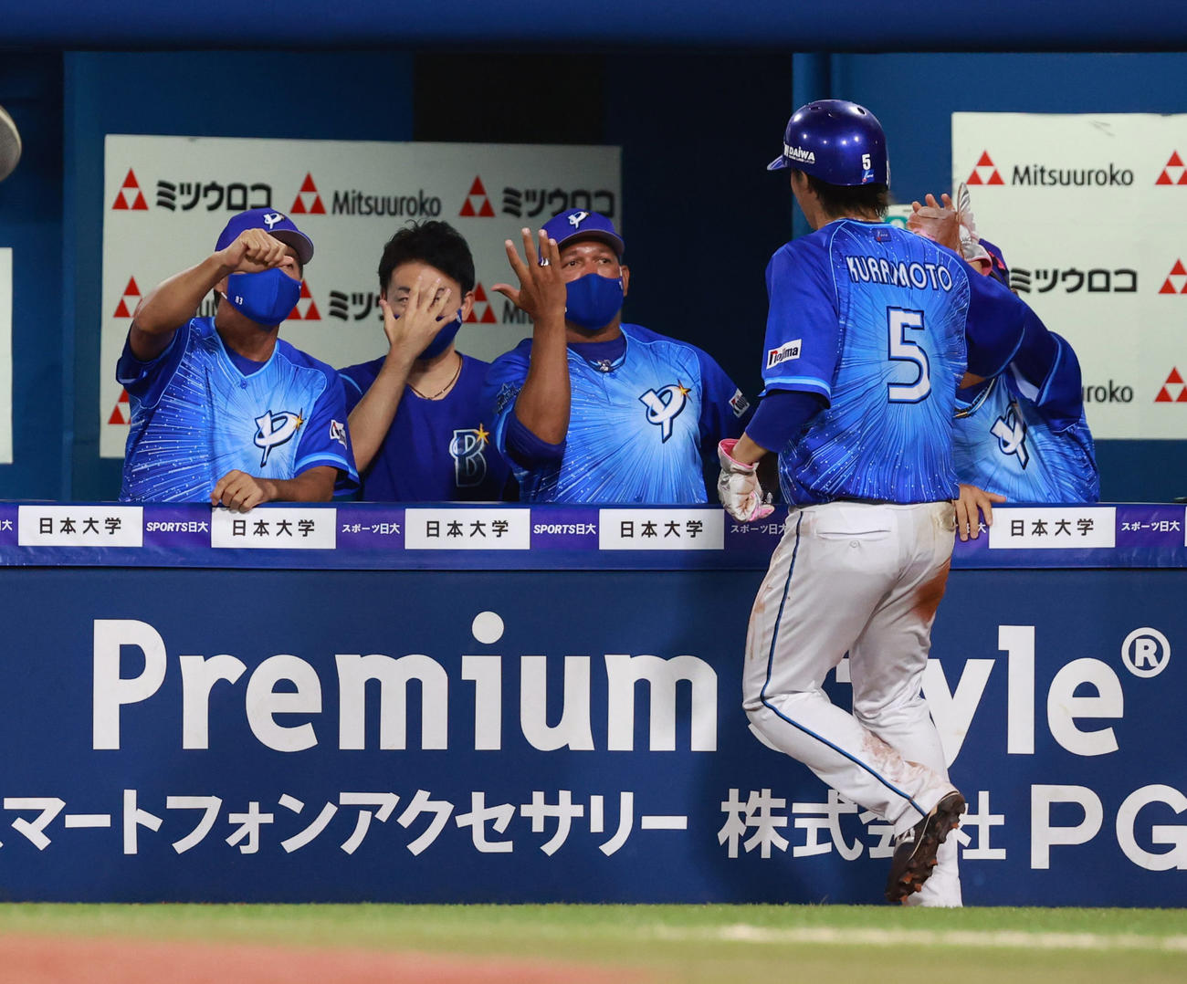 DeNA対阪神　6回裏DeNA1死満塁、捕逸で生還した三走倉本を出迎えるラミレス監督（撮影・清水貴仁）