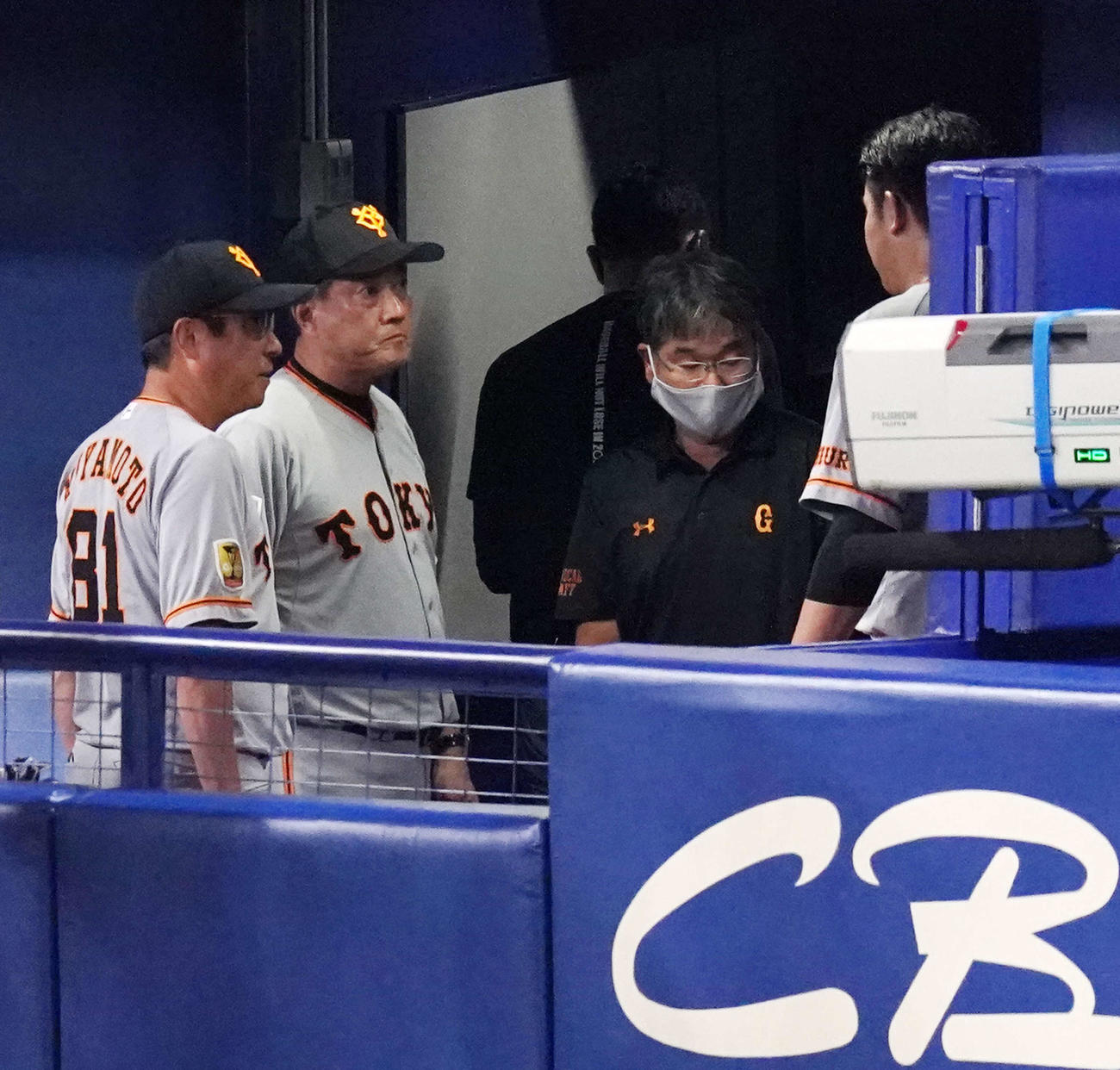 中日対巨人　5回裏終了後、ベンチで巨人先発菅野（右）に声をかける原監督（中央左）。左は宮本投手チーフコーチ（撮影・江口和貴）