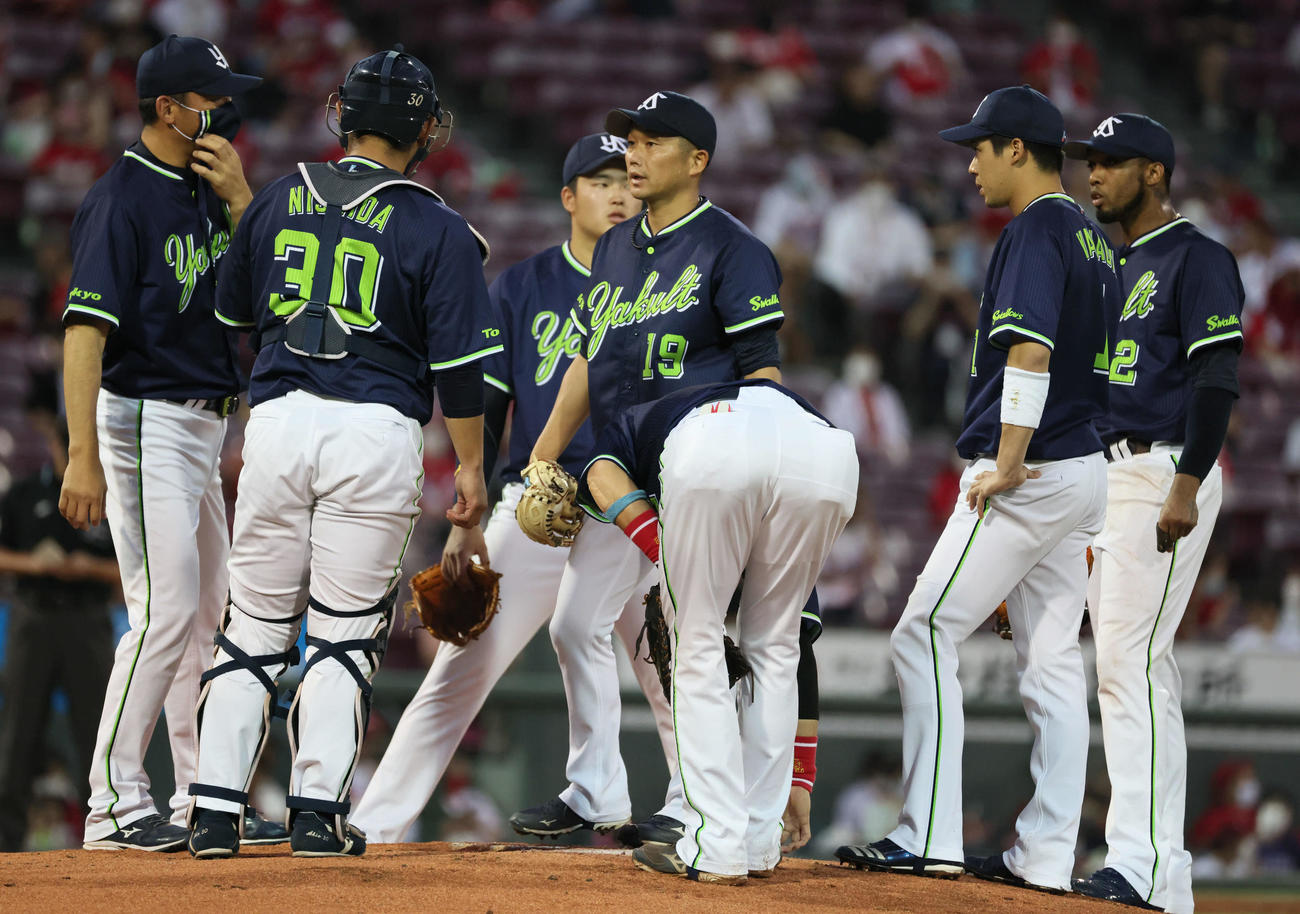 広島対ヤクルト　2回裏広島1死一、三塁、田中広に左適時打を浴びたヤクルト先発の石川（中央）の元へ集まる内野陣ら（撮影・加藤孝規）