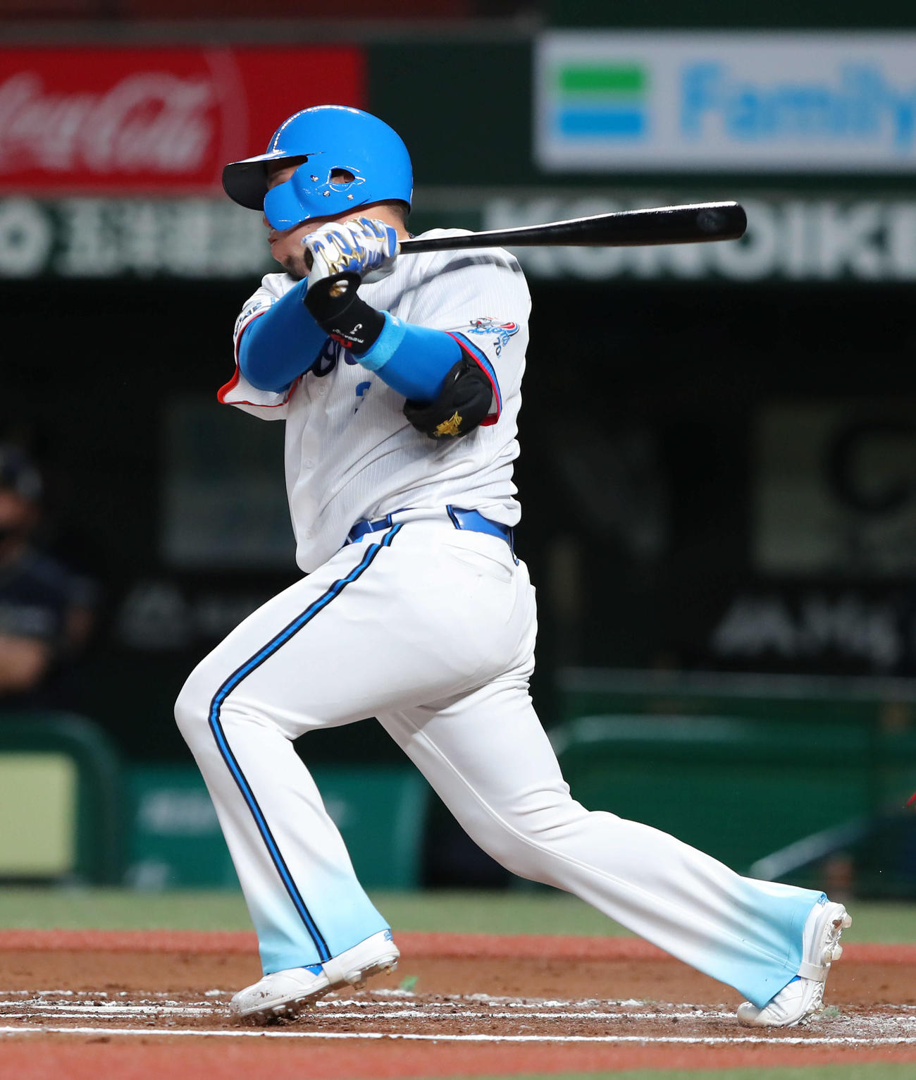 西武対オリックス　6回裏西武1死一、二塁、中前適時打を放つ山川（撮影・河田真司）