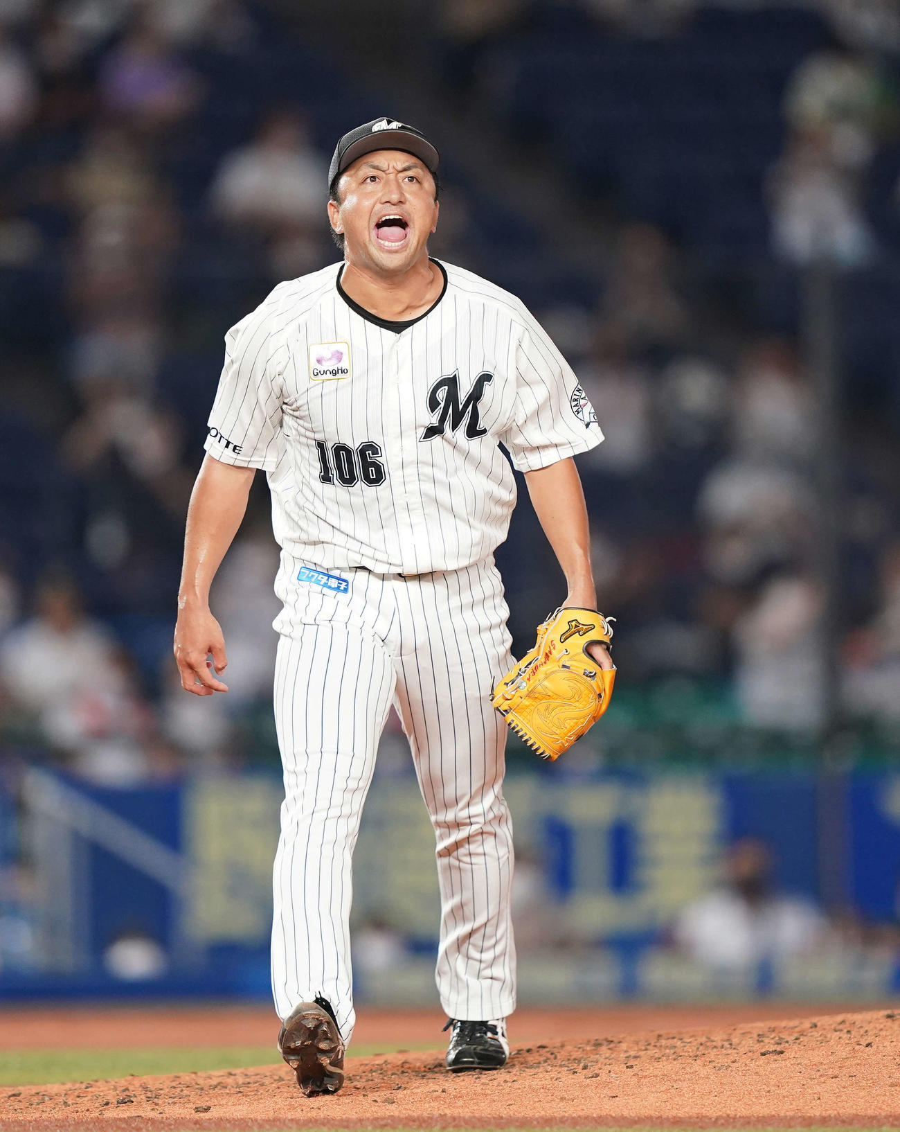 ロッテ対日本ハム　6回表を3者凡退に抑え、ほえるロッテ沢村（撮影・鈴木みどり）
