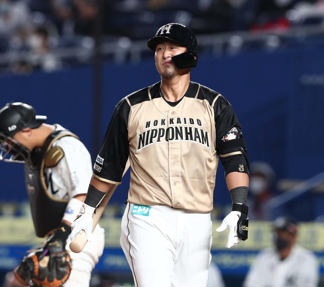 ロッテ対日本ハム　8回表日本ハム1死、三振に終わり顔をしかめる中田（撮影・黒川智章）