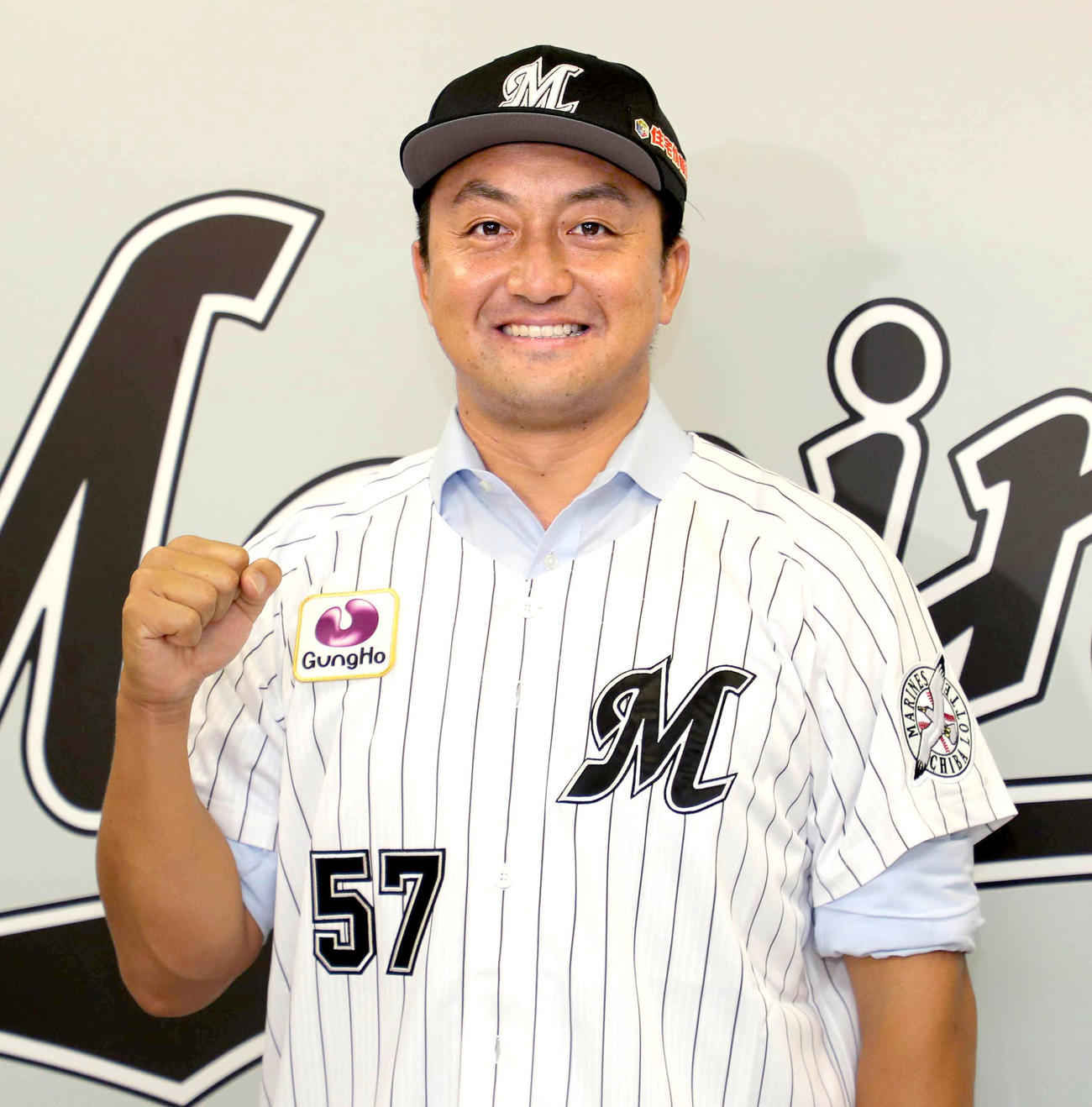 ロッテ入団会見を終え笑顔でポーズをとる沢村（代表撮影）