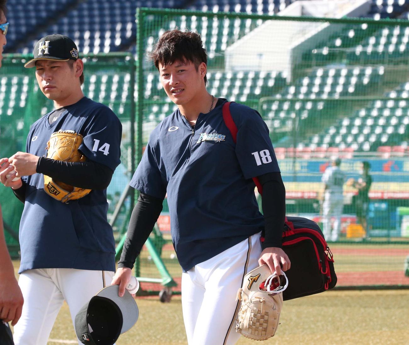 ロッテ対日本ハム　チームに合流した吉田輝（撮影・黒川智章）