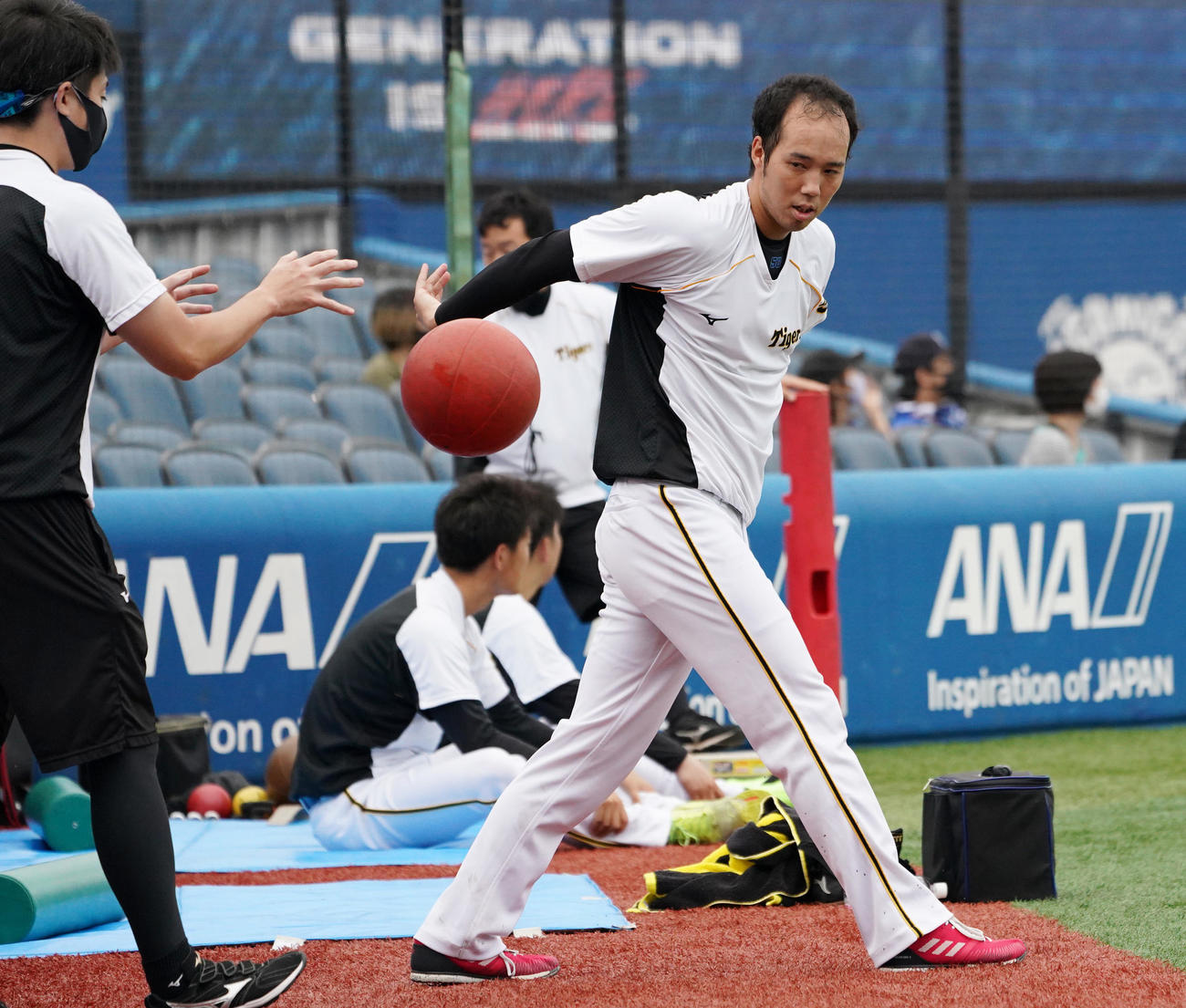 DeNA対阪神　練習を行う青柳晃洋（撮影・清水貴仁）＝2020年9月8日、横浜スタジアム