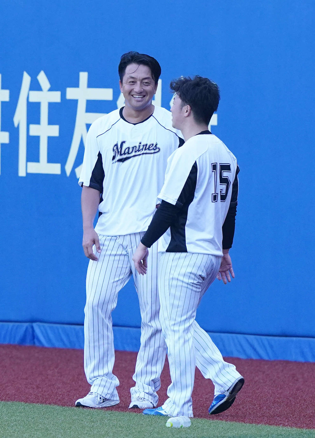 ロッテに新加入した沢村（左）は美馬と談笑（撮影・鈴木みどり）