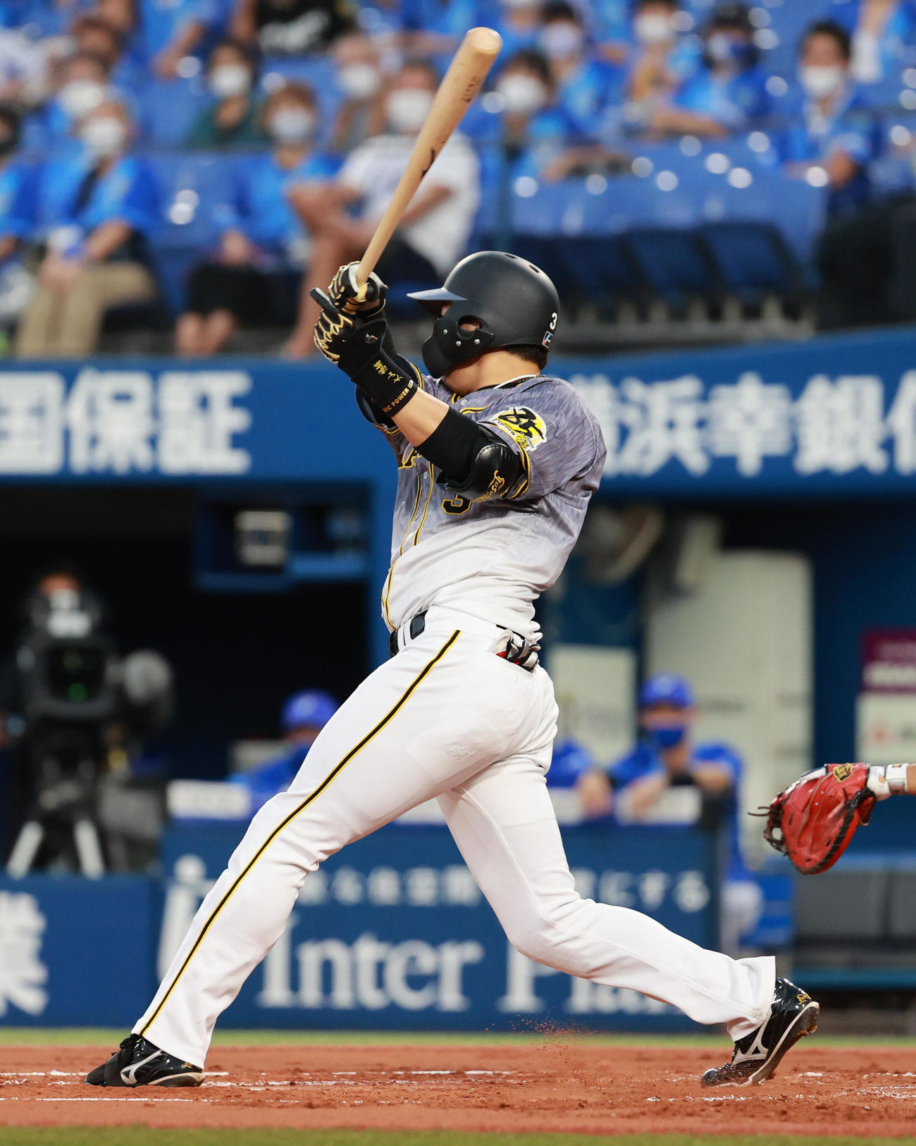 DeNA対阪神　1回表阪神1死満塁、右越えの先制満塁本塁打を放つ大山（撮影・清水貴仁）