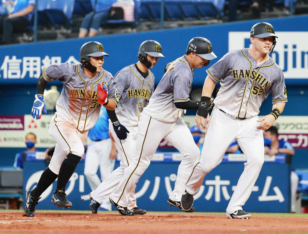 DeNA対阪神　1回表阪神1死満塁、右越えの先制満塁本塁打を放ち生還する大山（右から2人目）、左から糸原、近本、大山、サンズ（撮影・清水貴仁）