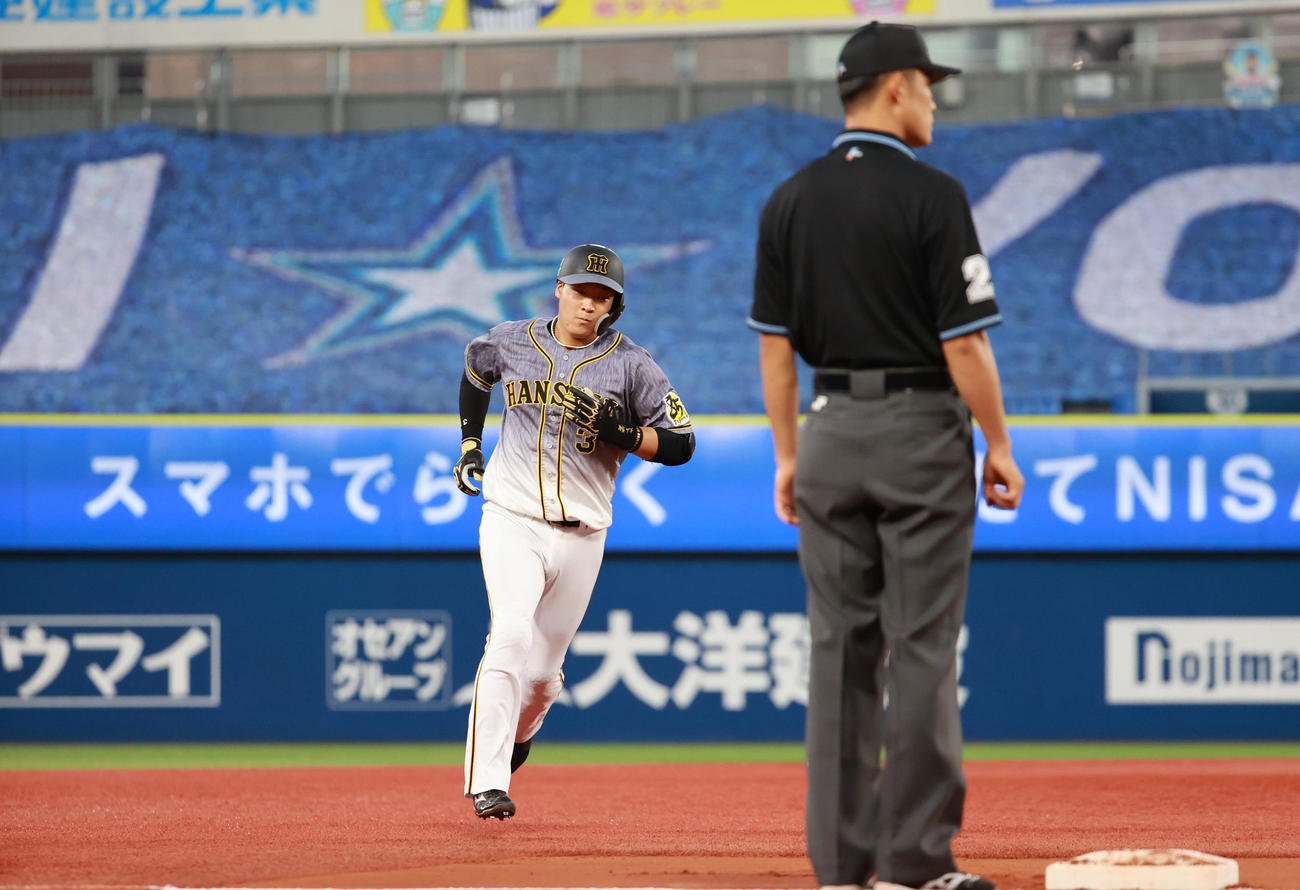 DeNA対阪神　1回表阪神1死満塁、右越えの先制満塁本塁打を放つ大山（撮影・清水貴仁）