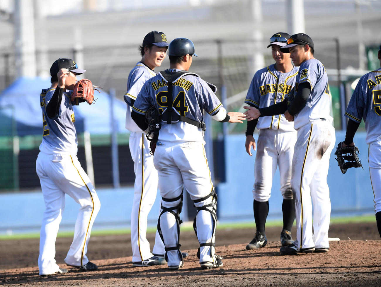 オリックス対阪神　オリックスと引き分け、マウンドに集まる小林（左から2人目）ら阪神ナイン（撮影・前岡正明）