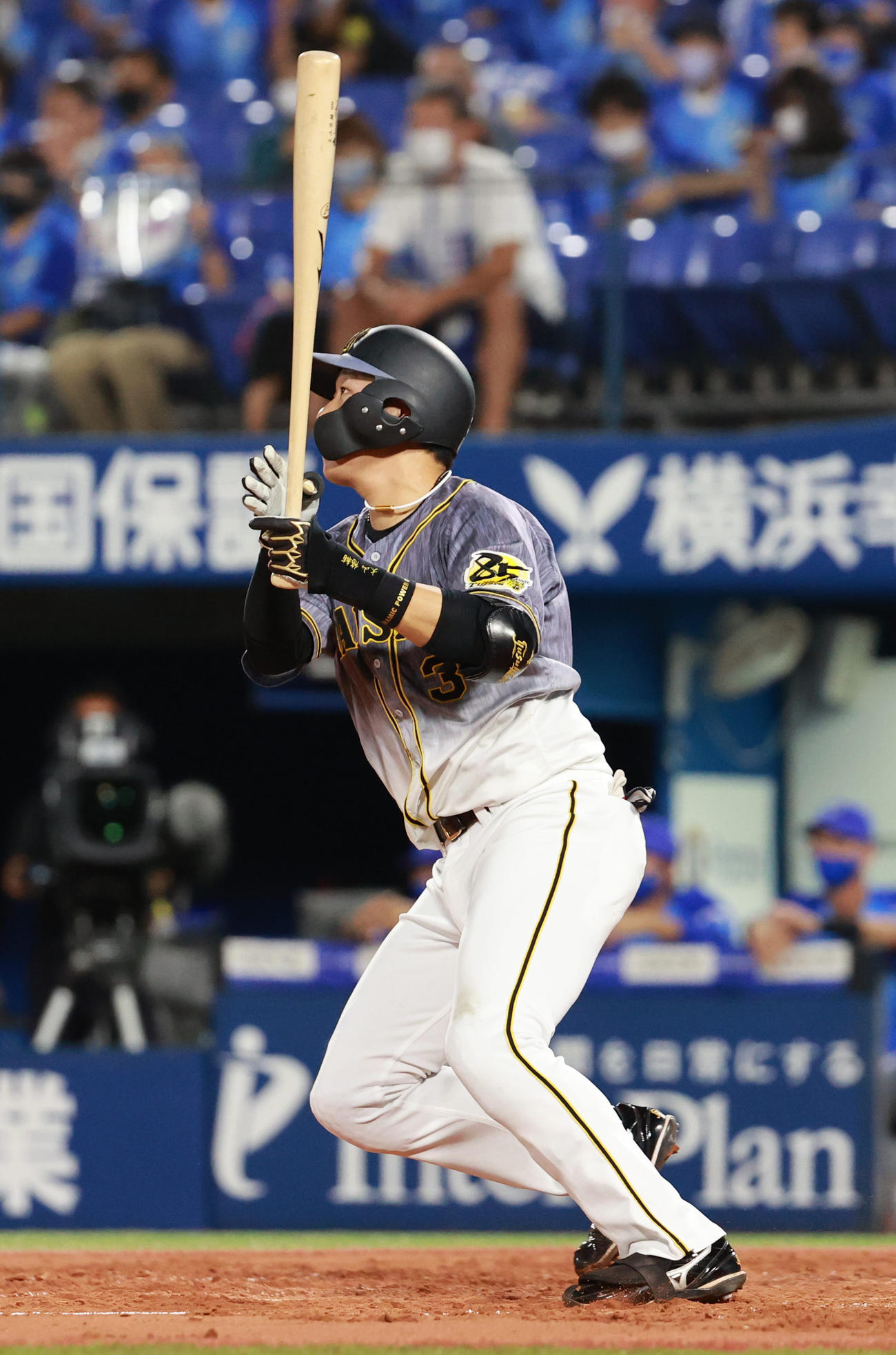 DeNA対阪神　3回表阪神2死一塁、2打席連発となる中越え2点本塁打を放つ大山悠輔（撮影・清水貴仁）