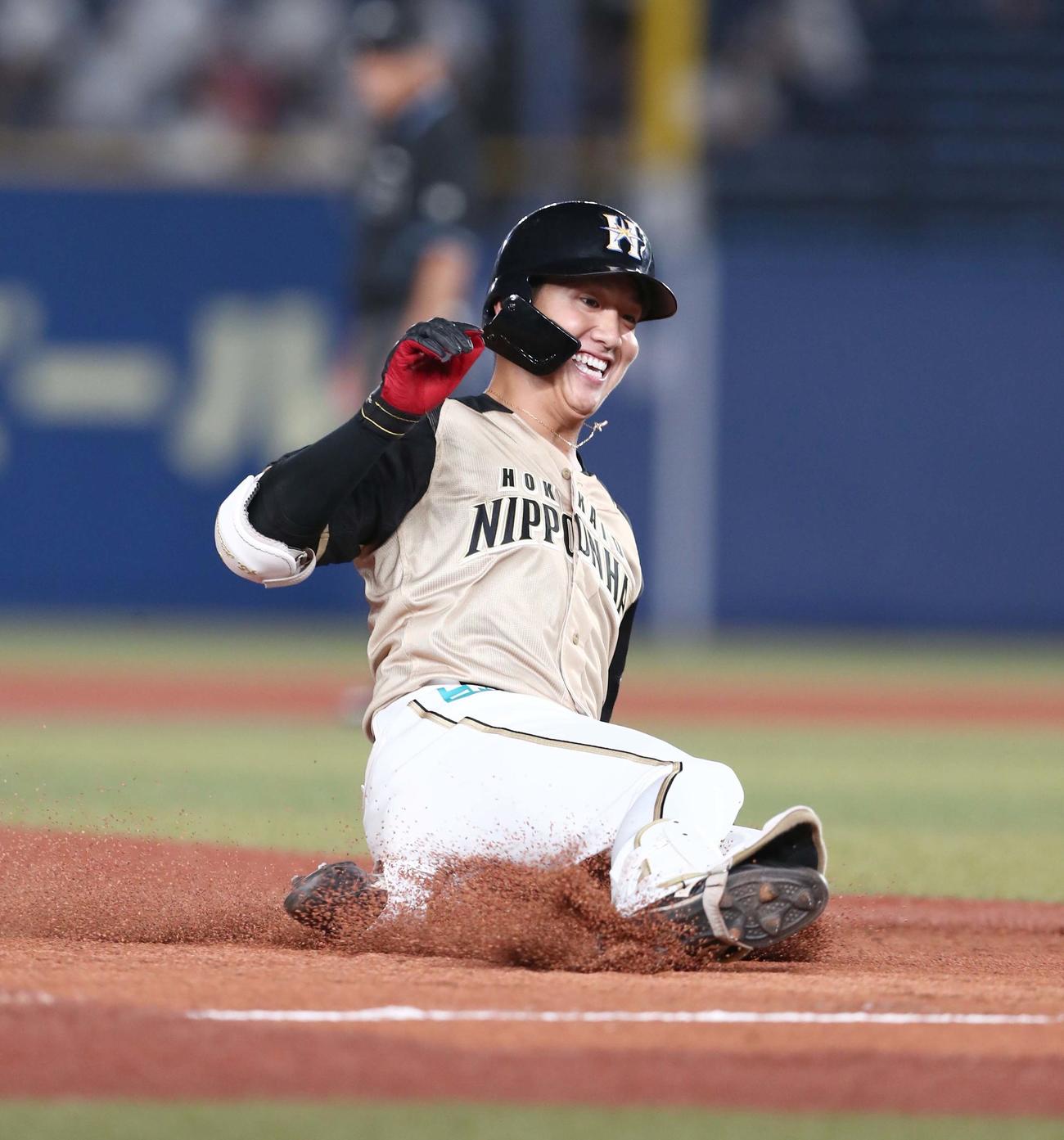 ロッテ対日本ハム　3回表日本ハム1死二塁、右中間に適時三塁打を放つ平沼（撮影・黒川智章）