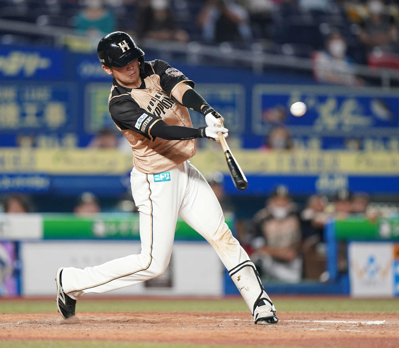 ロッテ対日本ハム　4回表日本ハム1死満塁、右犠飛を放つ清水（撮影・鈴木みどり）