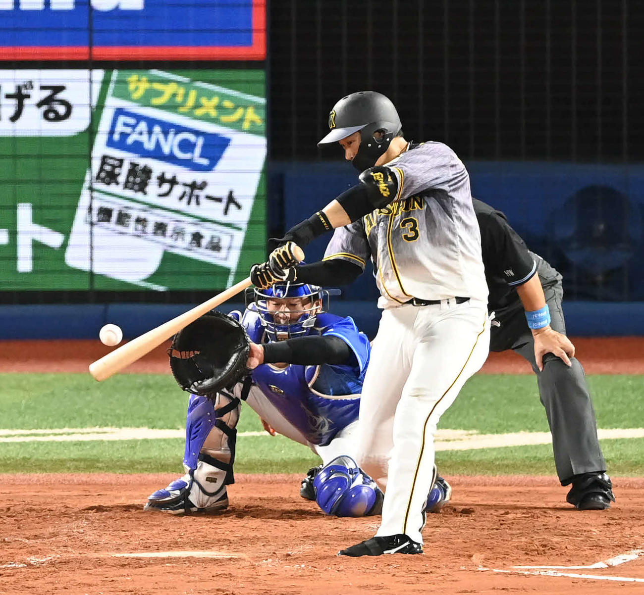DeNA対阪神　3回表阪神2死一塁、大山は中越え2点本塁打を放つ。投手坂本（撮影・山崎安昭）
