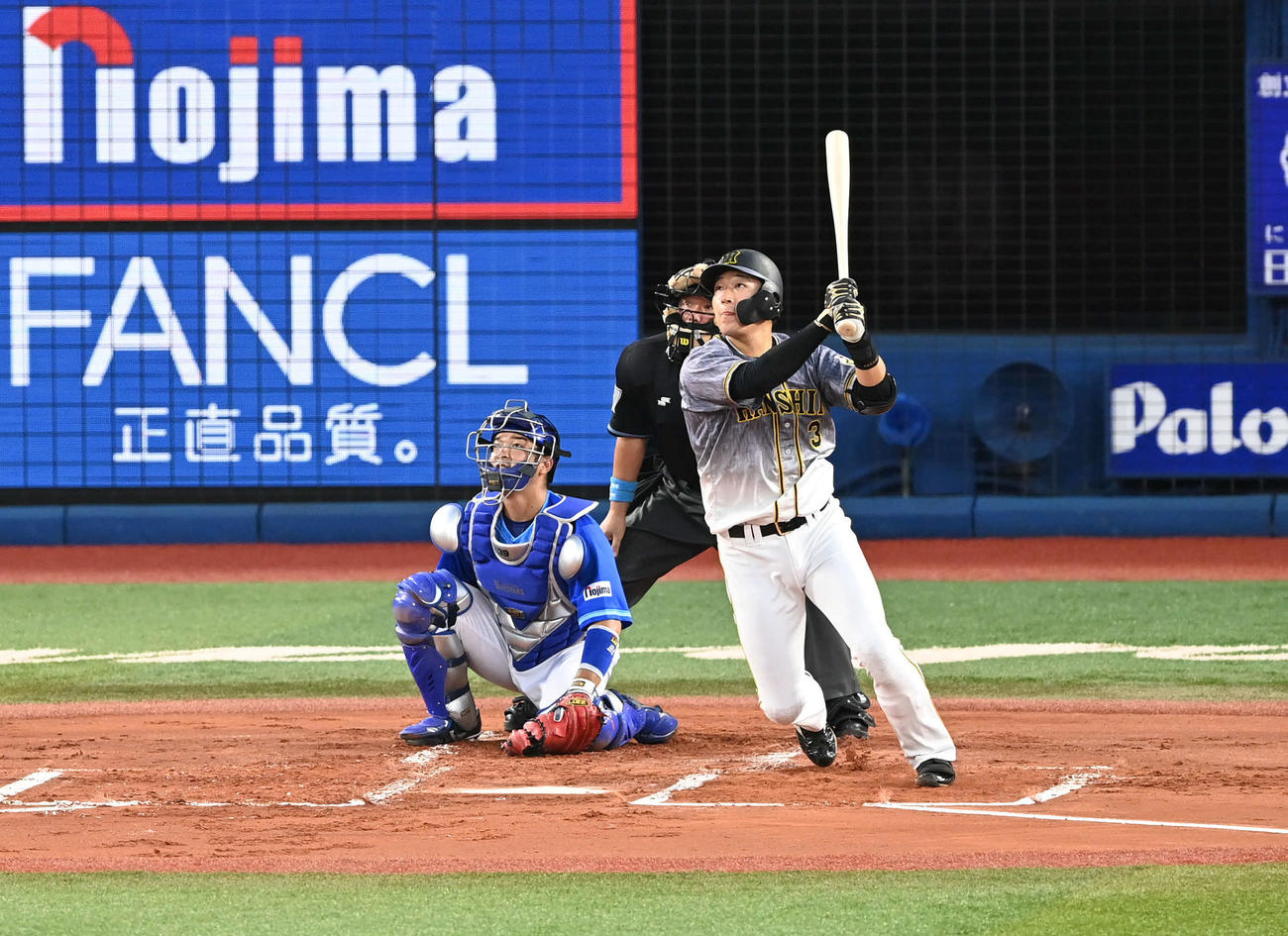 DeNA対阪神　1回表阪神1死満塁、右越え満塁本塁打を放つ大山（撮影・山崎安昭）