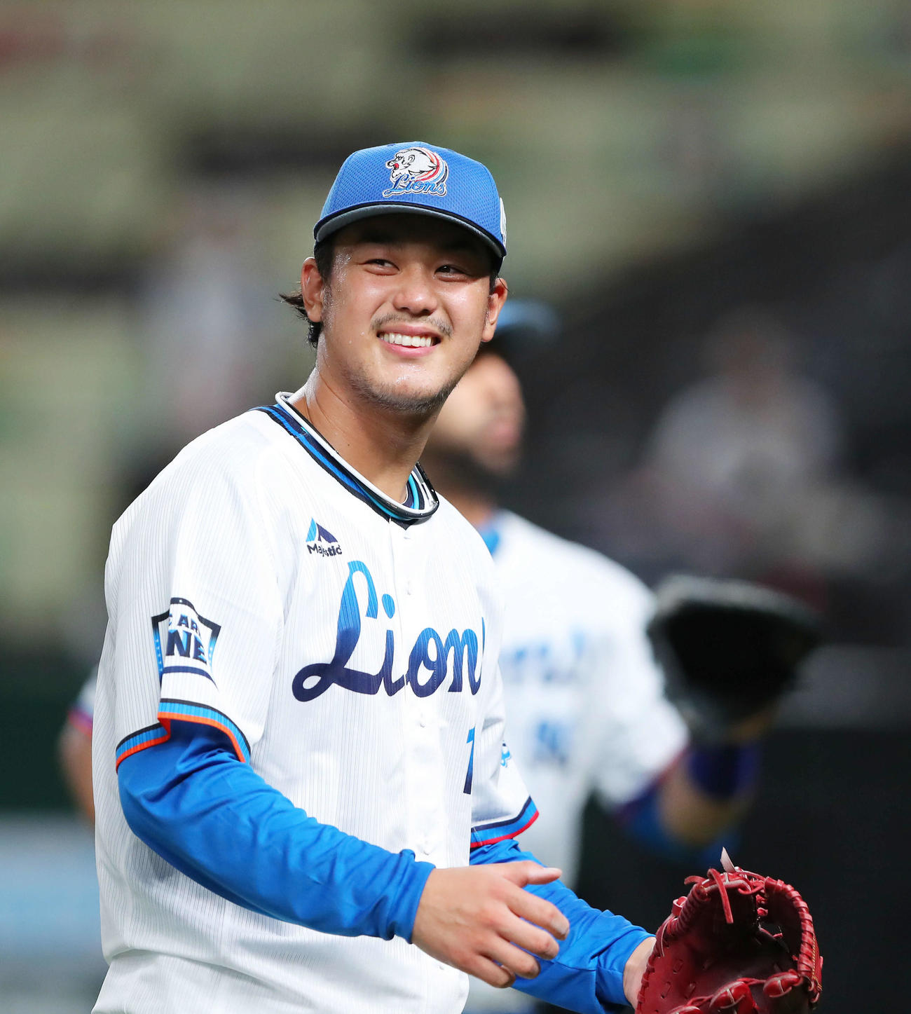 西武対オリックス　5回表オリックスの攻撃を抑えて笑顔でベンチに戻る西武高橋光（撮影・河田真司）