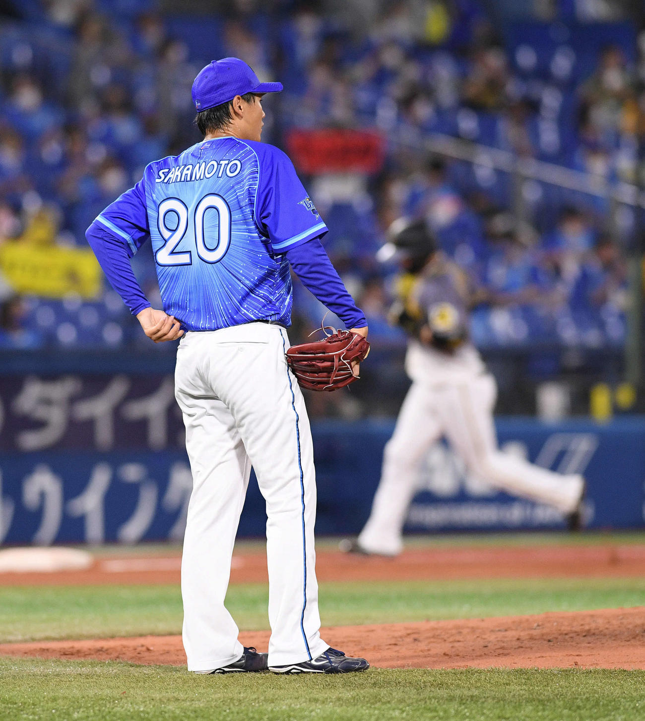 DeNA対阪神　3回表阪神2死一塁、大山（奥）に中越え2点本塁打を浴びる坂本（撮影・滝沢徹郎）