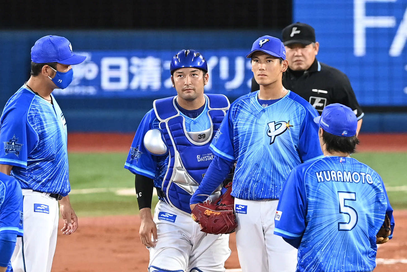 DeNA対阪神　1回表阪神1死満塁、大山に満塁本塁打を許した坂本（中央）は嶺井（左から2人目）木塚投手コーチ（左）らに声をかけられる（撮影・山崎安昭）