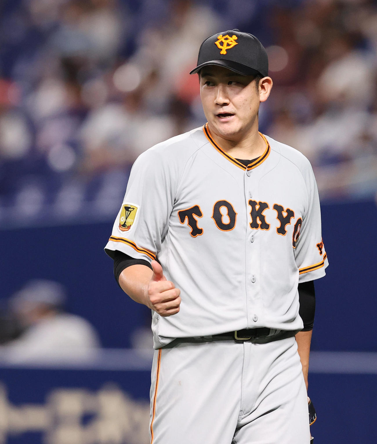 中日対巨人　5回裏巨人1死一塁、アルモンテを二ゴロ併殺に仕留めサムアップする巨人菅野（撮影・垰建太）