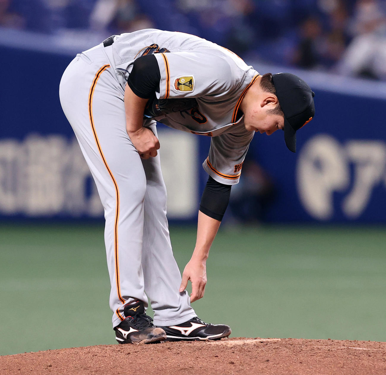 中日対巨人　4回裏、マウンドで左足を触る巨人菅野（撮影・垰建太）