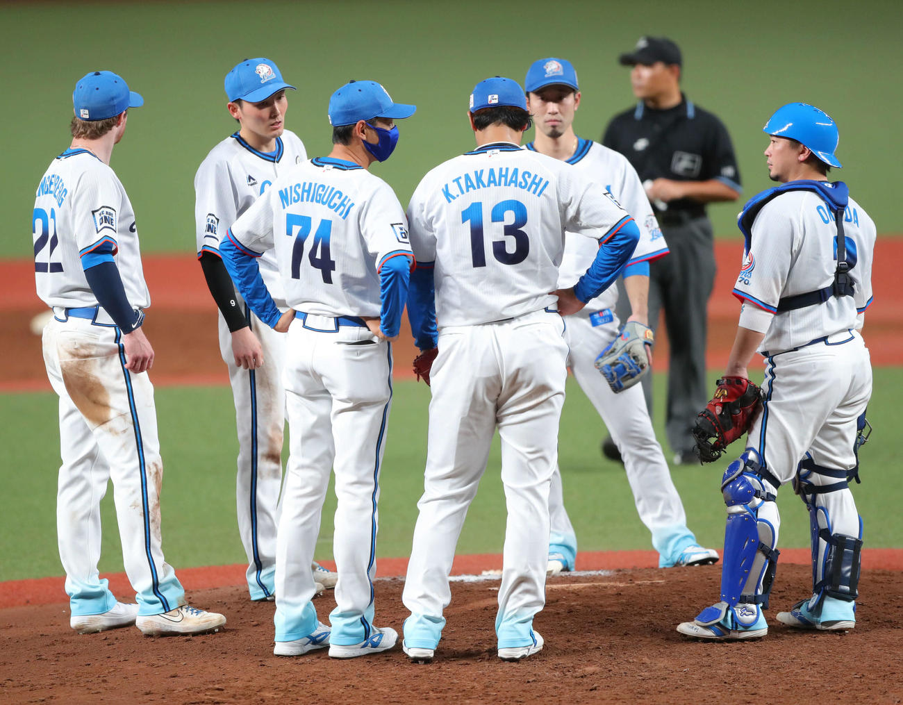 西武対オリックス　9回表オリックス無死一塁、初安打を許した高橋光（中央右）に声を掛ける西口投手コーチ（同左）（撮影・河田真司）