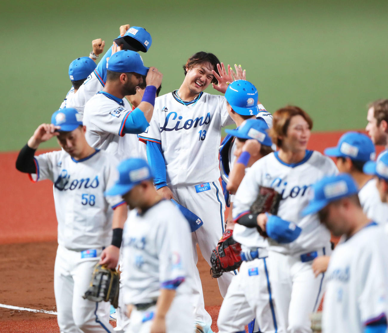 西武対オリックス　オリックスに完封勝利し、ナインと喜ぶ高橋光（中央）（撮影・河田真司）