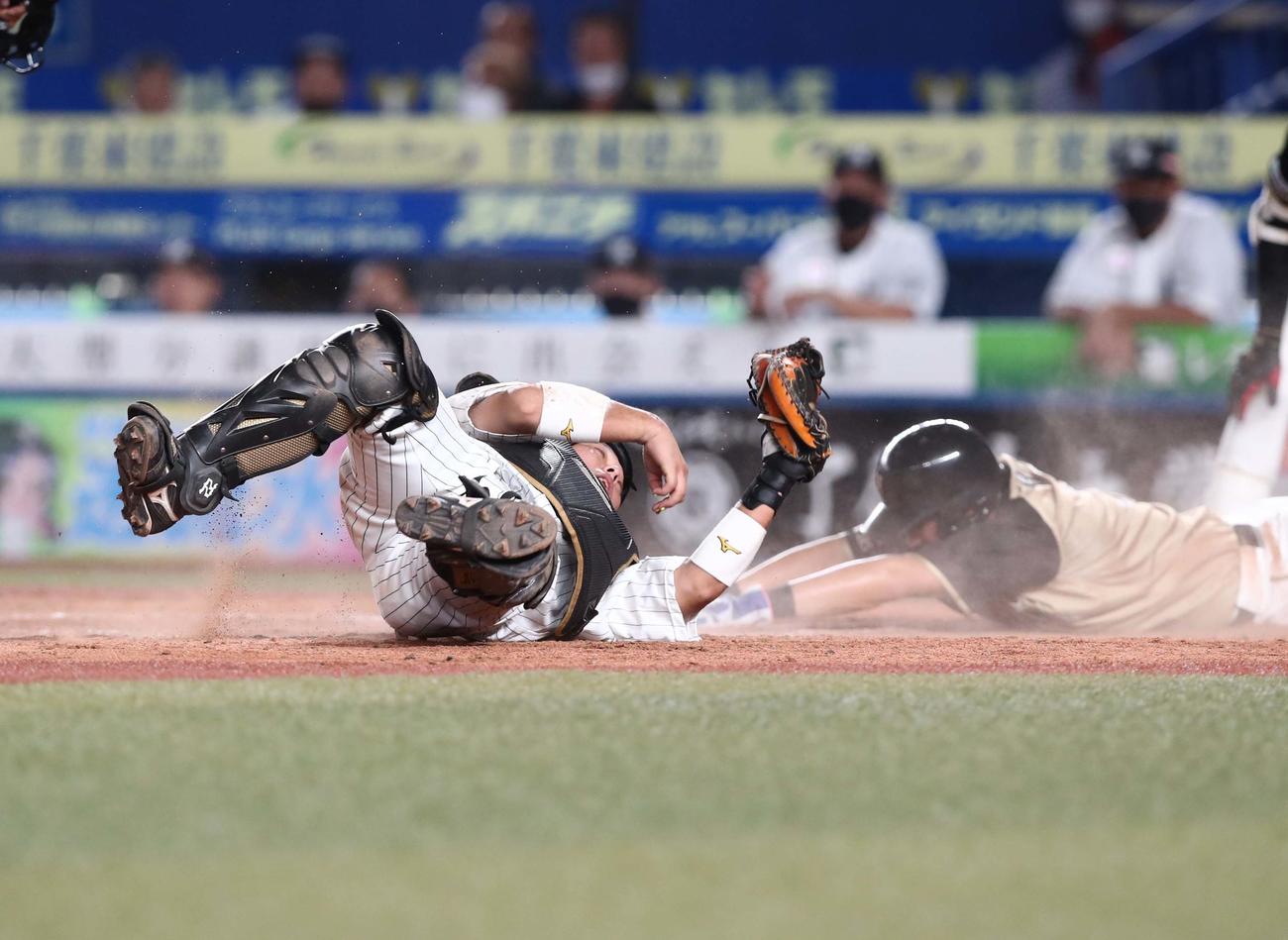 ロッテ対日本ハム　4回表日本ハム2死一、二塁、西川の右前打で二塁走者の大田を本塁で補殺するマーティン。捕手田村（撮影・黒川智章）