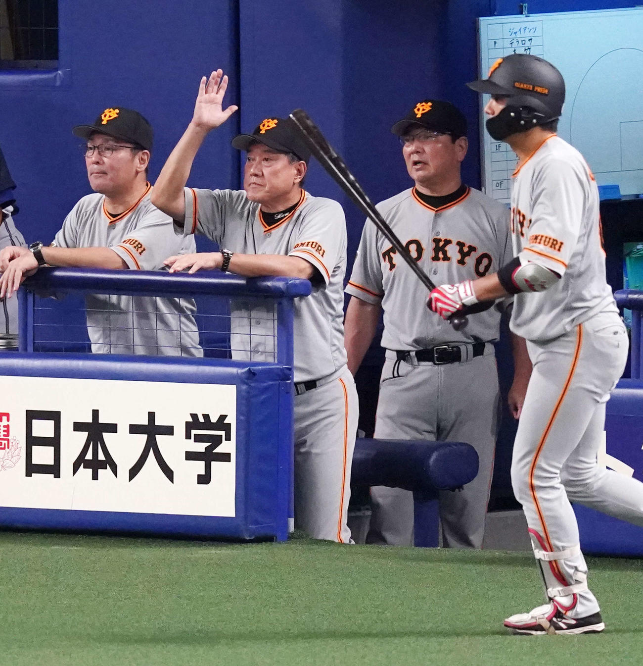中日対巨人　8回表巨人無死二塁、菅野に代打を送る原監督（中央左）（撮影・江口和貴）