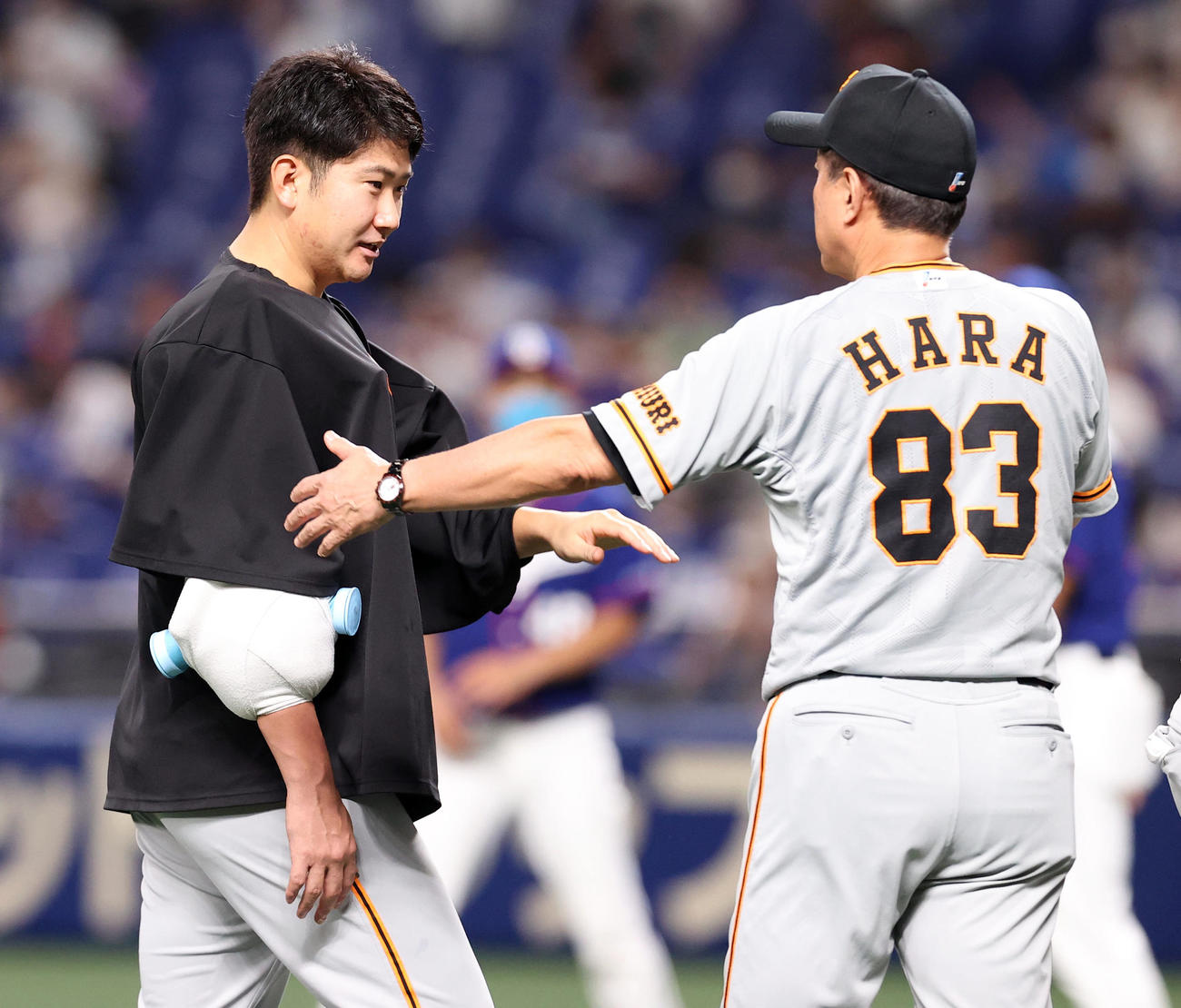 中日対巨人　中日に完封勝ちの巨人菅野智之（左）は原監督のねぎらいを受ける（撮影・垰建太）