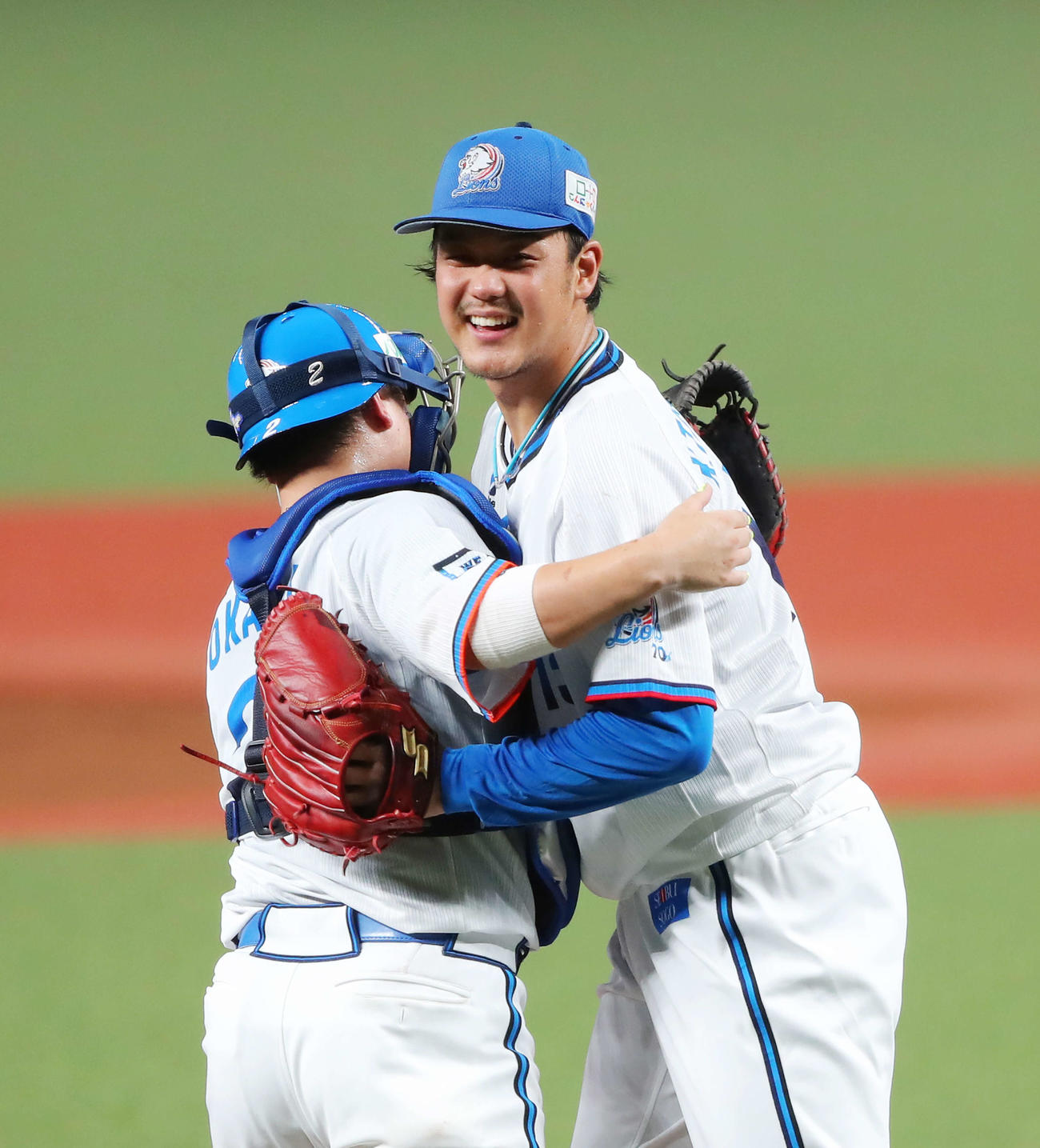 西武対オリックス　オリックスに完封勝利し、岡田（左）と讃え合う高橋光（撮影・河田真司）