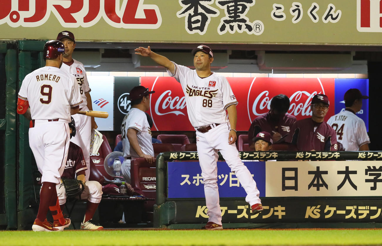 楽天対ソフトバンク　選手交代を告げる楽天三木監督（撮影・足立雅史）