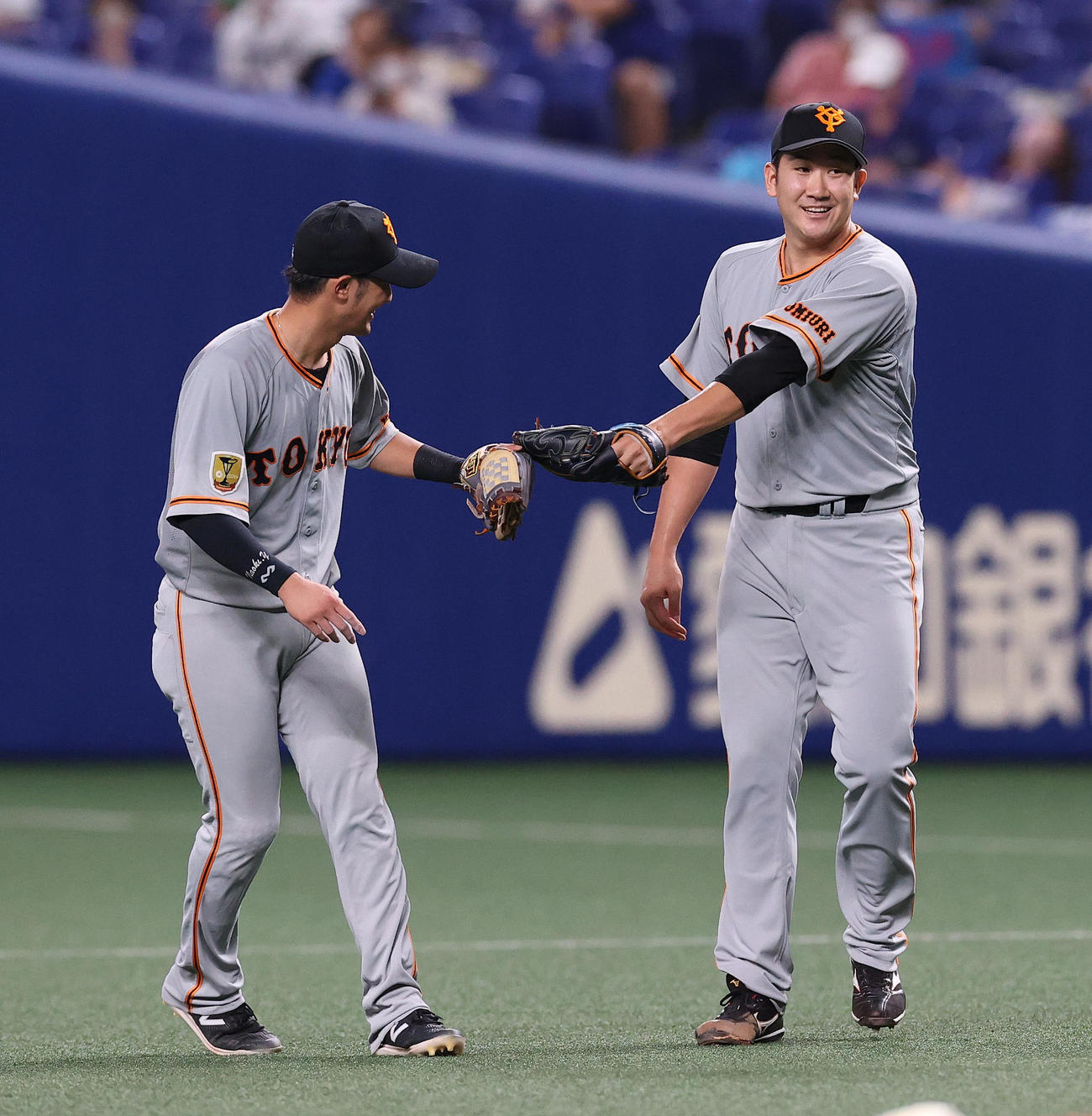中日対巨人　6回表中日2死、高橋周平を二ゴロに仕留めた菅野（右）は吉川尚と激しくグラブタッチ（撮影・垰建太）