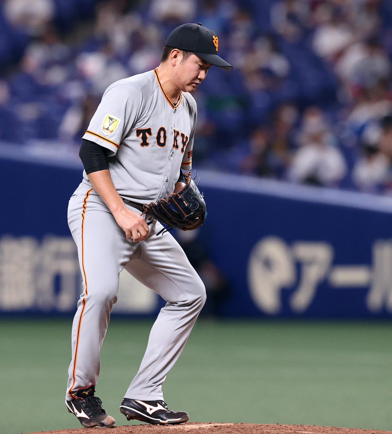 中日対巨人　4回裏、マウンドでストレッチする巨人菅野（撮影・垰建太）