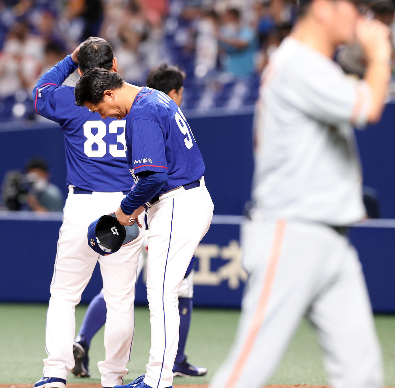 中日対巨人　巨人に敗れた中日与田監督はスタンドのファンにあいさつする（撮影・垰建太）