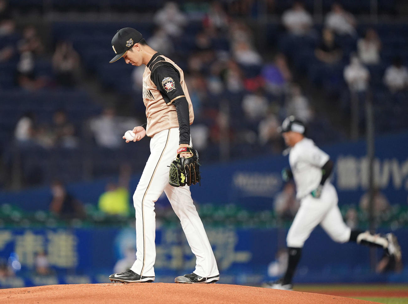 ロッテ対日本ハム　1回裏ロッテ1死、マーティン（後方）に先制の右越えソロ本塁打を浴びる上沢（撮影・鈴木みどり）